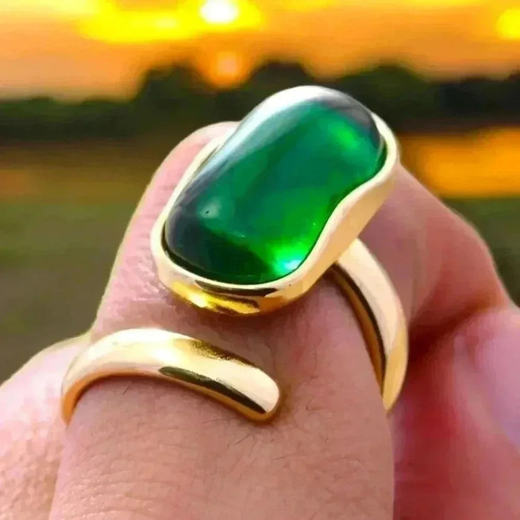 ๐๏ธVintage Style Emerald Colored Crystal Ring ๐ 18K Gold Plated Adjustable ๐ - Picture 9 of 17